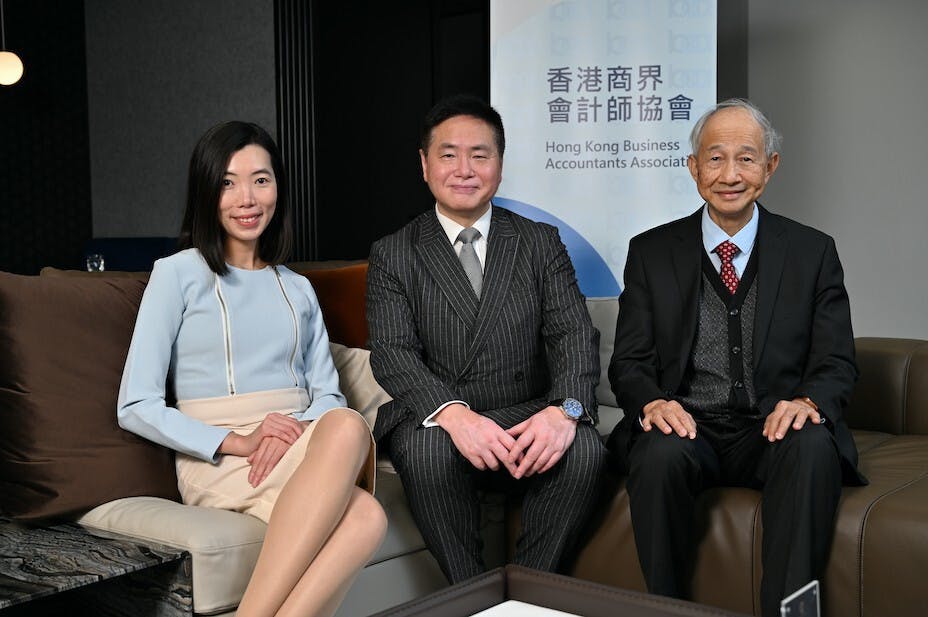 香港商界會計師協會會長羅卓堅（中）、財政預算案委員會委員伍國賢（右）、副會長及稅務委員會召集人黃慧琪（左）接受本社獨家專訪，寄語政府開拓多元收入，將資源用得其所。