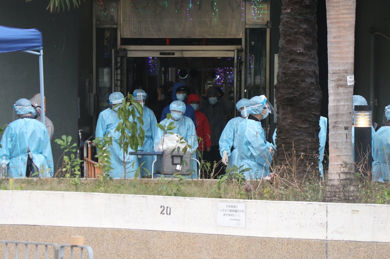 葵涌邨集中爆疫似告一段落，但多區出現確診或源頭不明個案，防疫仍不可掉以輕心。（亞新社）