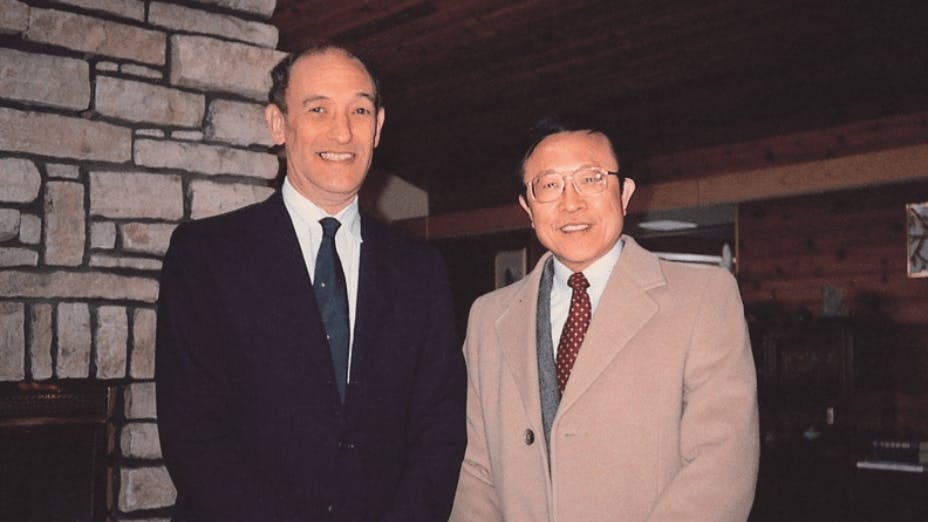 1991年傅高義教授接受任教於威斯康辛大學的高希均邀 請赴威大演講，並留宿於高府深夜長談。（作者提供）