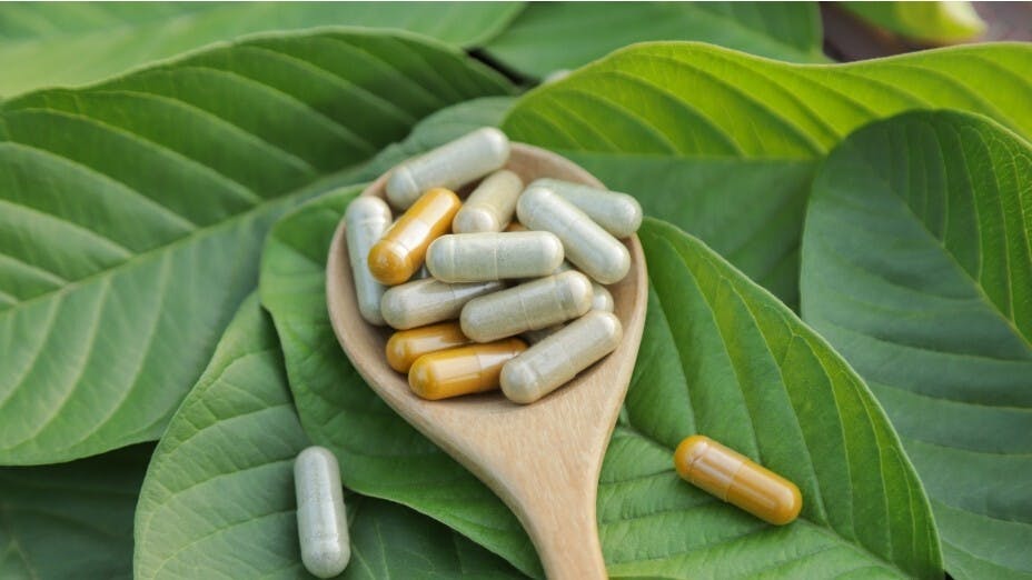很多人服用保健品後身體狀況變好，繼而說服醫生減藥停藥。（Shutterstock）