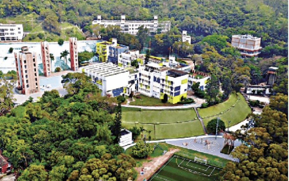 八鄉少訊中心設有青少年綜合訓練營，營內有運動攀登設施、人造草足球場、室內運動場、電腦及創意工作室等。（香港警務處圖片）