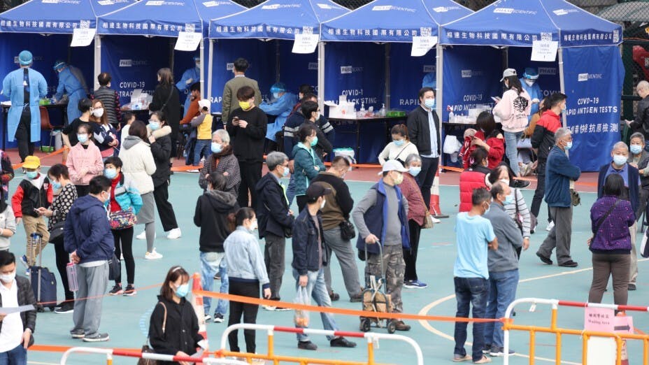 現在病毒無處不在，根本避無可避，就要減少去人多的地方，避免無謂應酬。（亞新社）