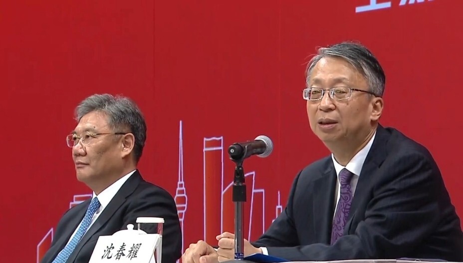 中央宣講團在政府總部宣講三中全會精神，圖右為全國人大常委會法工委主任沈春耀及商務部黨組書記、部長王文濤。（網上視頻截圖）