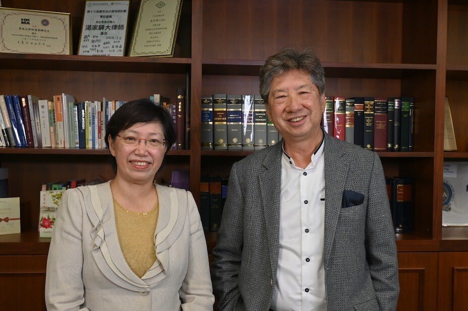 亞太法律協會會長鄺家賢律師（左）訪問行政會議成員﹑民主思路召集人湯家驊資深大律師。