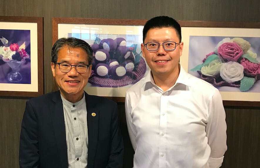 香港學生輔助會行政總裁關健城（左）和東灣莫羅瑞華學校校長卓德根（右）合照。