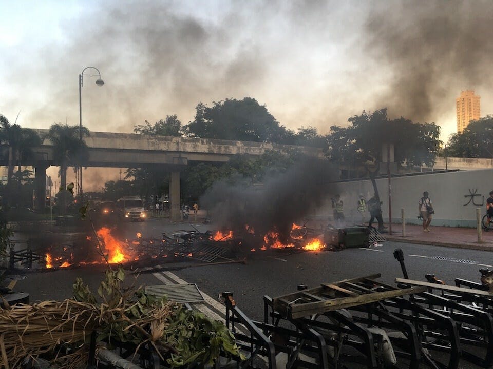 在有關抗爭的價值觀上，關於「和平、非暴力抗爭或是武力抗爭」，受訪者隨年齡增加而傾向和平。（亞新社）