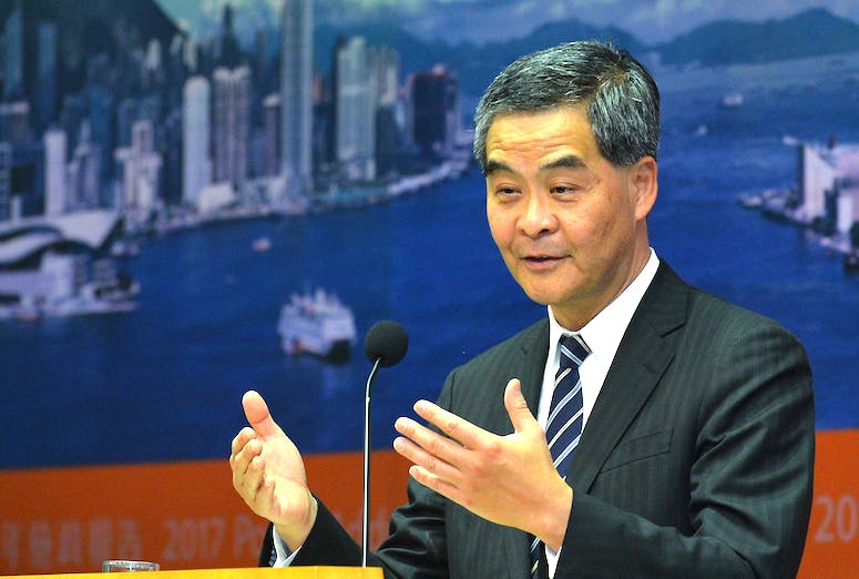 建議梁振英主持一個愛國誓師大會，會上一眾愛國港人宣布自己及家人都沒有或已放棄外國護照或居留權。（亞新社）