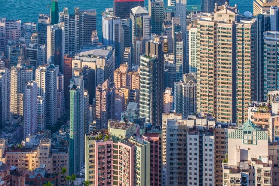 現實是香港房地產市場正在萎縮，無論交投量與價格都在下跌。（Shutterstock）
