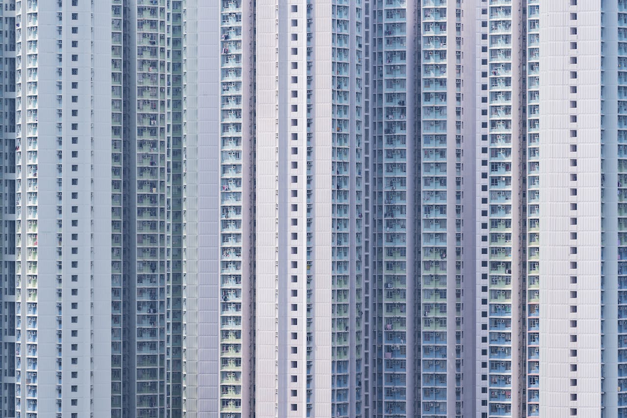 點解公屋輪候時間反而是愈輪愈長，而私人樓宇樓價亦因為供應不足而上升？（Shutterstock）