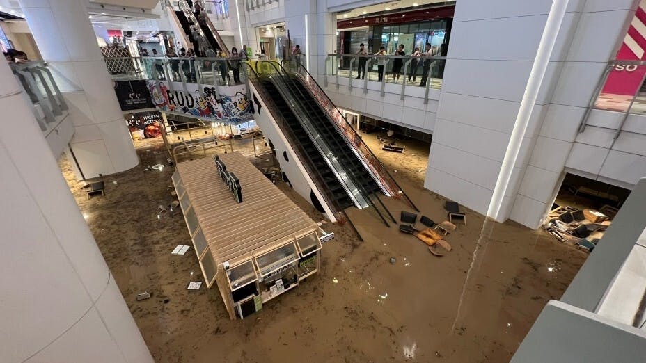 暴雨導致有商場地庫水浸。（亞新社）