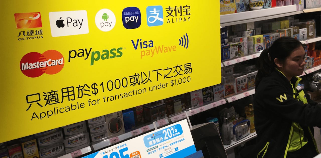內地手機錢包只是現金及存款交替，香港則儲值與信用卡雙線發展，也互相交替，實際更先進。（亞新社）