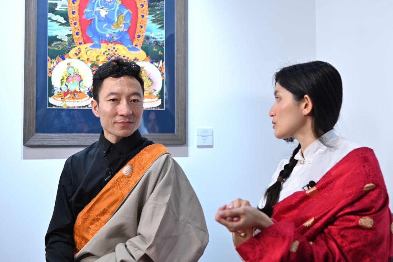 （左起）景泰藍掐絲琺瑯唐卡始創人次成諾布老師，和他的香港學生、社企公關成影翠（Debby）。