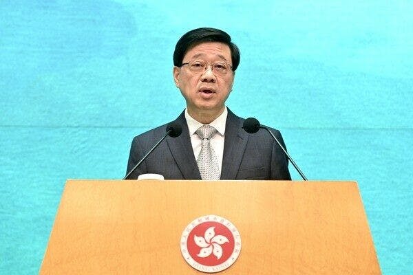 李家超當特首以來，提出了不少需要勇氣的果斷政治敏感政策，希望他同樣支持財爺拿出勇氣，所做的《財政預算》不求掌聲，只為香港未來。（亞新社）