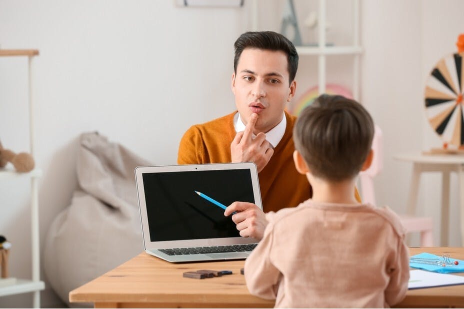 治療或適合融入日常，豈不會令受助同學有更多練習的機會？（Shutterstock）