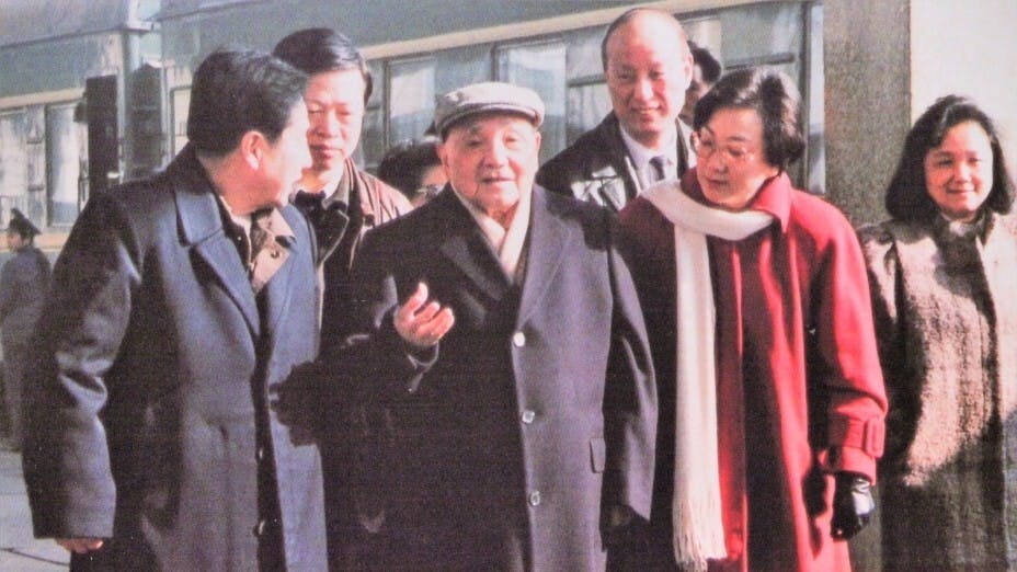 鄧小平（中）南巡及南方講話，為中國繼續改革開放「一錘定音」。（亞新社）