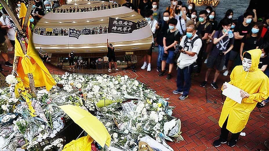 梁凌杰逝世一周年 多區包括逾千人金鐘追悼 Over 1000 Mourn Leung Ling-kit’s Death in Central 1 Year On