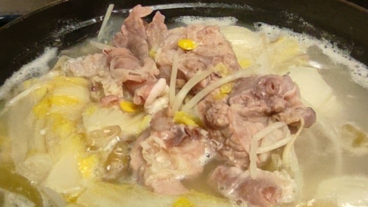 今天和大家分享的菜餚是鐵鑄鍋精煮酸菜豬肺。（作者供圖）