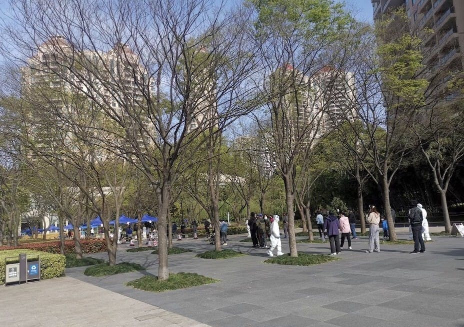4月4日上海宣布2500萬市民再度進行核酸檢測。圖為上海長寧區仁恒河濱花園住戶分批下樓接受檢測。（靳宗忻攝）