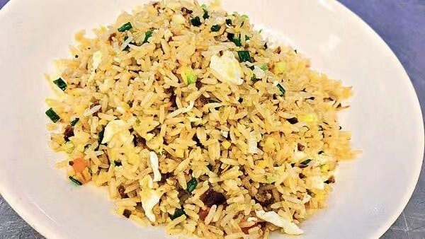 今次和大家分享的菜餚是紅鹹檸鹹蛋炒飯。（作者供圖）