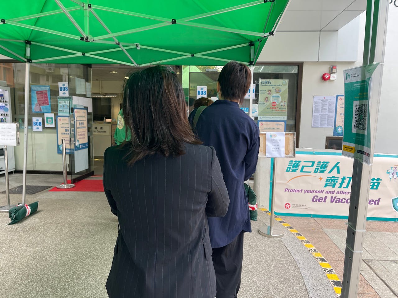 為響應政府打疫苗運動，社會各界亦積極出謀獻策，鼓勵全民及員工早接種疫苗。（Shutterstock）