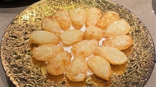 燕窩盞炸成金黃色上碟奉客。