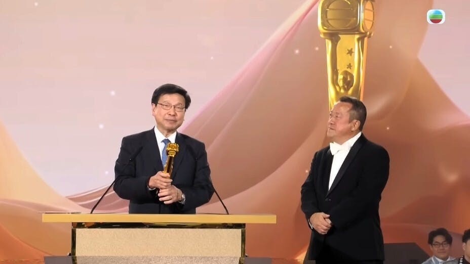 袁志偉（左）從曾志偉手上接過榮譽大獎獎座。（無綫視頻截圖）