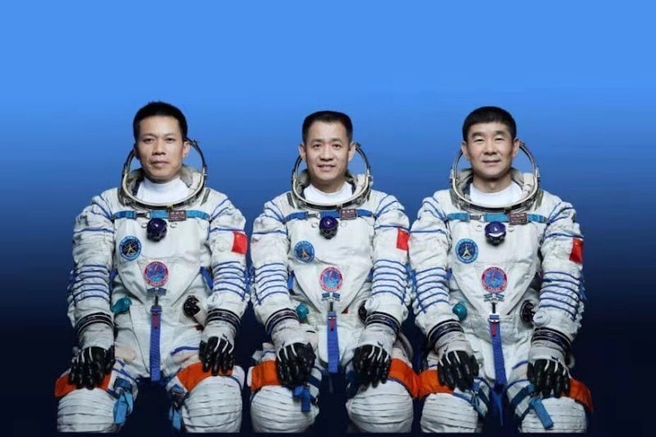 這次成功執行載人航天任務的３位航天員（左起）湯洪波、聶海勝和劉伯明。（亞新社）