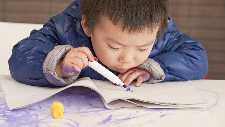 幼兒藝術學習的成長，不能靠摹仿而實現其全面發展。（Shutterstock）