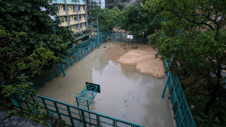 最近香港經歷500年一遇世紀暴雨後，地鐵站成為澤國，浸沒商場底層，引起市民對下水道排水能力懷疑，並對其防災能力提出疑問。（shutterstock）