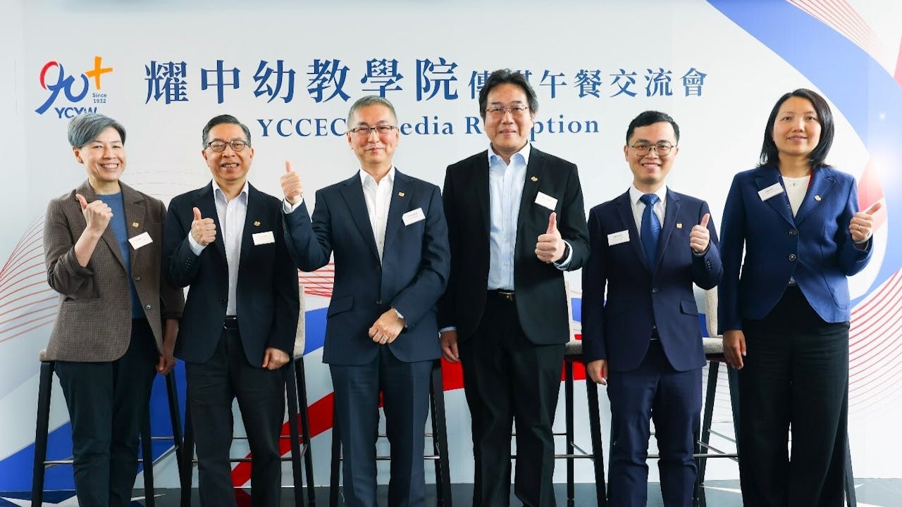 耀中幼教學院校長袁海球教授（左三）與管理團隊（左起）：高級講師謝冠寳女士、副校長（行政）林文全博士、副校長（學術）鄭志強教授、項目聯席總監（賽馬會「智‧幼‧趣」計劃）陳裕榮博士、學務長鄭婉薇博士，一同與傳媒見面交流。