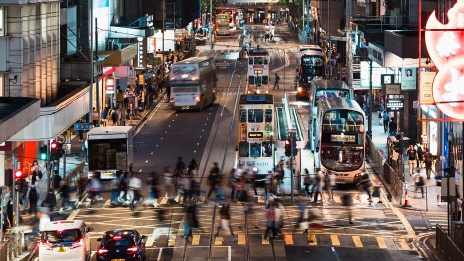 在困難背後，香港依然擁有不少優勢。能否化解負面因素，利用到優勢，關鍵在一個「變」字。（Shutterstock）