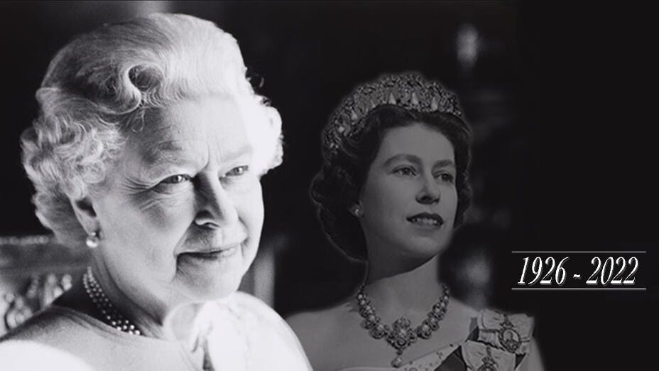 英女王（1926—2022），年邁和年輕時。（The Royal Family臉書圖片）