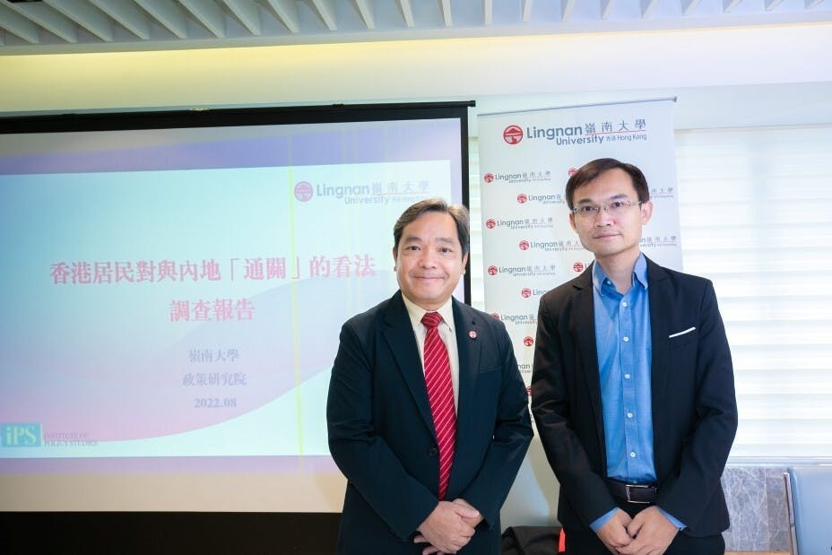 嶺大副校長莫家豪教授（左）及嶺大政策研究院助理教授（研究）黃耿華一同出席「香港居民對與內地通關的看法」新聞發布會。（嶺南大學圖片）