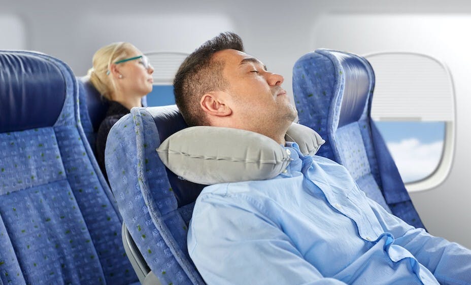 那時送給保險客戶的禮物是很適合長途坐車或搭飛機時使用的吹氣枕頭。沒想到，禮物送出去之後，卻接到客戶投訴：「枕頭會漏氣！」（Shutterstock）