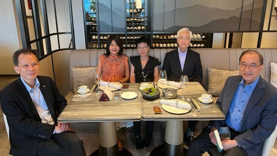 黃淑儀可以說是在獅子山下長大的香港鐵姑娘。圖為文灼非（左一）、廖書蘭（左二）、黃淑儀（中）、陸人龍（右一）、何文匯（右二）合照。（作者供圖）