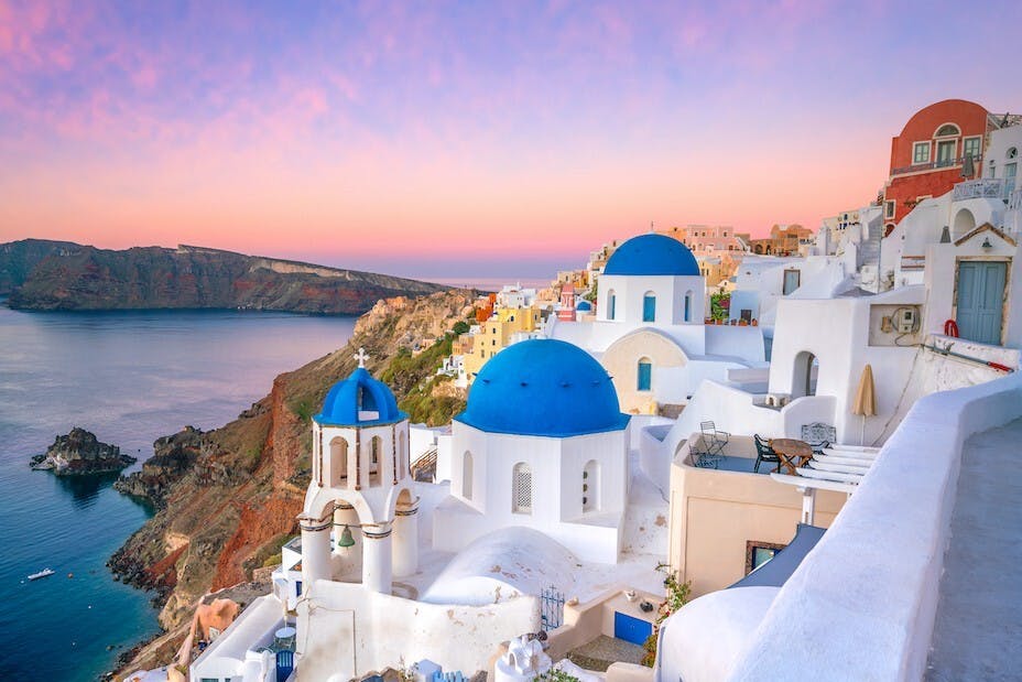 Santorini向西的小鎮Oia是看夕陽的最佳景點。（Shutterstock）
