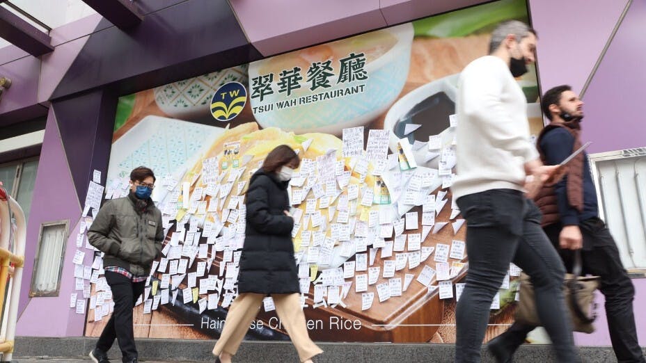 疫情下商界經營困難,政府保就業計劃和臨時失業支援計劃或有助應付燃眉之急。(亞新社)