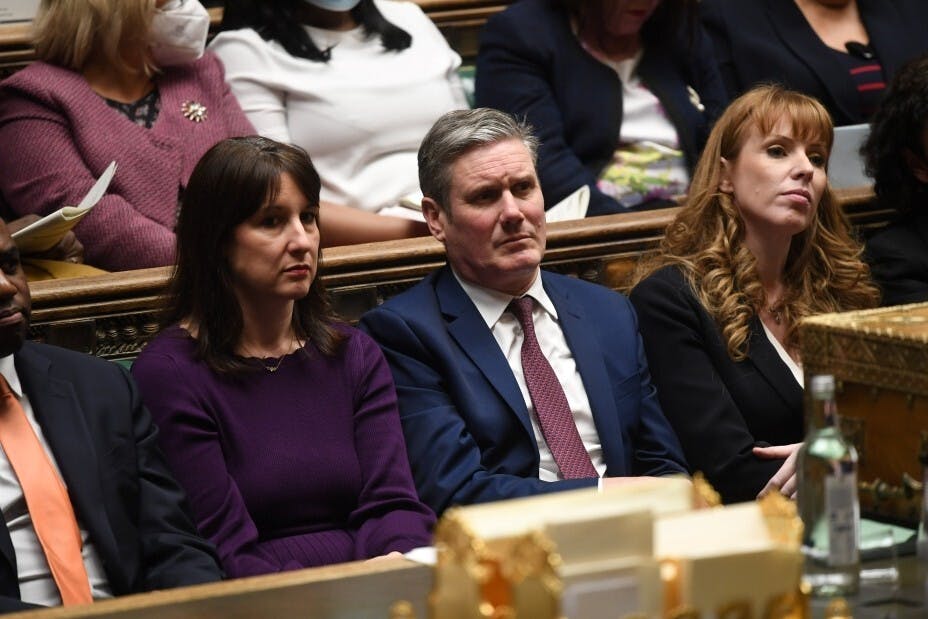 由施紀賢（Keir Starmer）領導的工黨在總數650個席位中贏得410席的絕大多數席位，工黨將組成下任政府，終結保守黨14年的執政。( 亞新社)