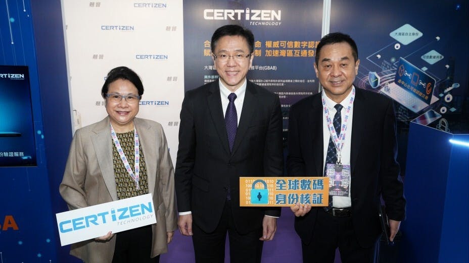 創新科技及工業局局長孫東教授（中）及香港生物科技協會主席于常海教授（右）參觀全球電子可信身份服務機構翹晉科技的展位，左為翹晉科技行政總裁陳婉華女士。