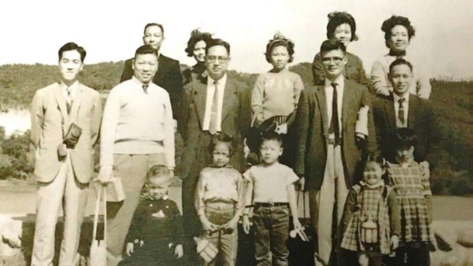 1962年，李蘭甫教授（中排右二）與美援運用委員會同事遊新竹青草湖時所攝。中排左三為其大學同窗兼同事王作榮先生。