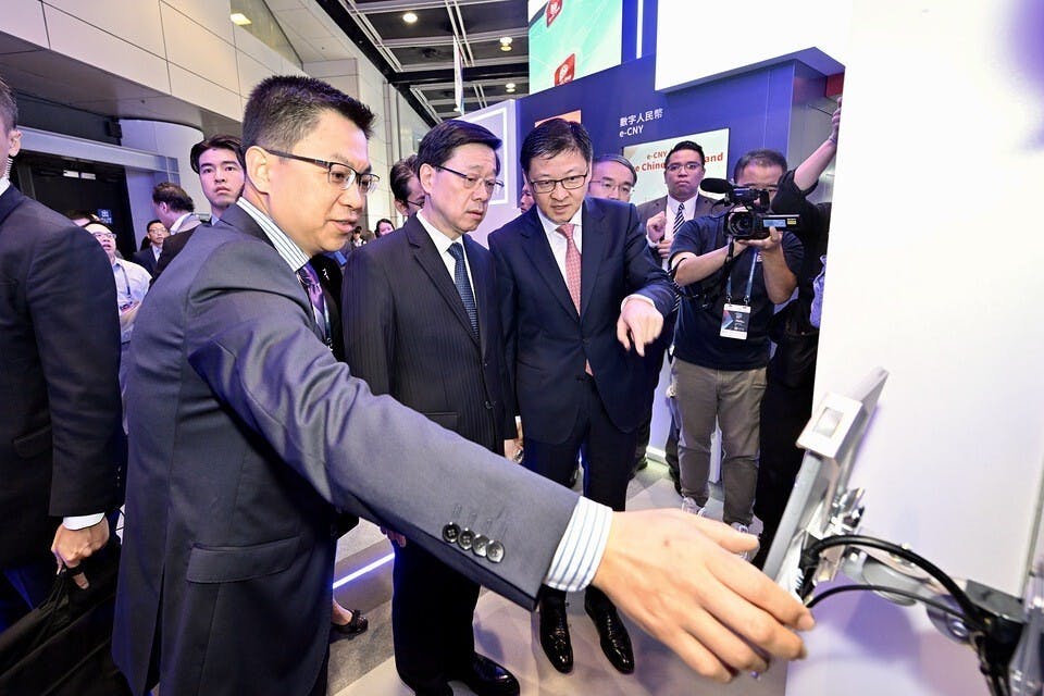 行政長官李家超（前排右二）11月2日出席香港金融科技周2023，在場內參觀展覽。（香港政府新聞網）