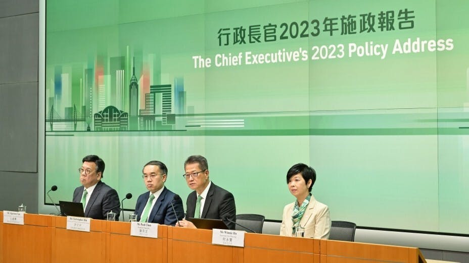 財政司司長陳茂波（右二）聯同幾位局長一同出席《2023年施政報告》有關經濟及金融發展和樓宇需求管理措施的記者會。（財政司司長辦公室圖片）