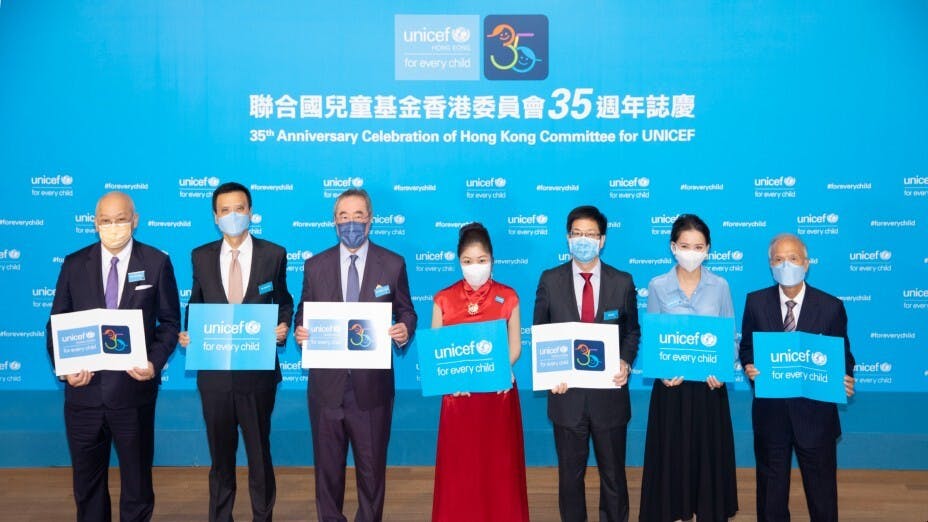 聯合國兒童基金香港委員會榮譽顧問唐英年先生（左三）、外交部駐港特派員公署國際部主任王琪先生（右三）、聯合國兒童基金香港委員會主席陳晴女士（中），以及聯合國兒童基金香港委員會執行委員會成員朱國樑先生（左二）、孔令成先生（左一）、李鄺保瑜女士（右二）和李繩宗先生（右一）合照。