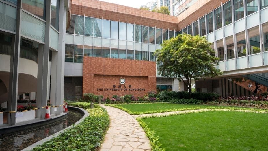 政府決定以溫和步伐，將現今大學學費接近九成資助，分階段回復為八成。（Shutterstock）