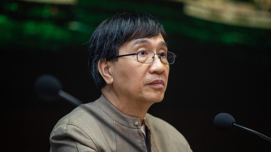 袁國勇教授解釋，變種病毒源頭未明，時間不允許等候取得進一步的基因組信息才採取行動。（亞新社）