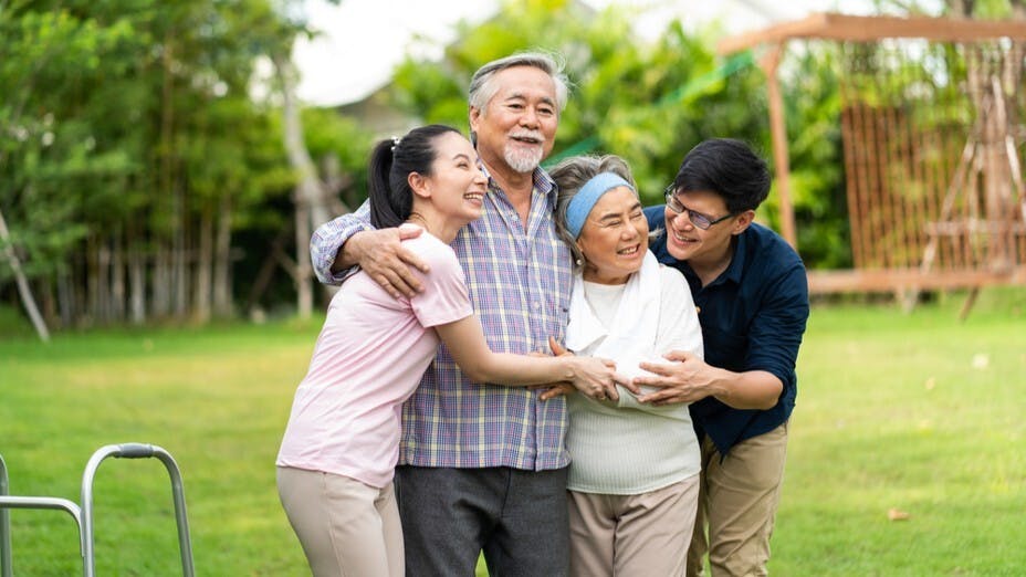 夫妻關係雖然重要，但別忽略對上一代的孝順與關懷。（Shutterstock）