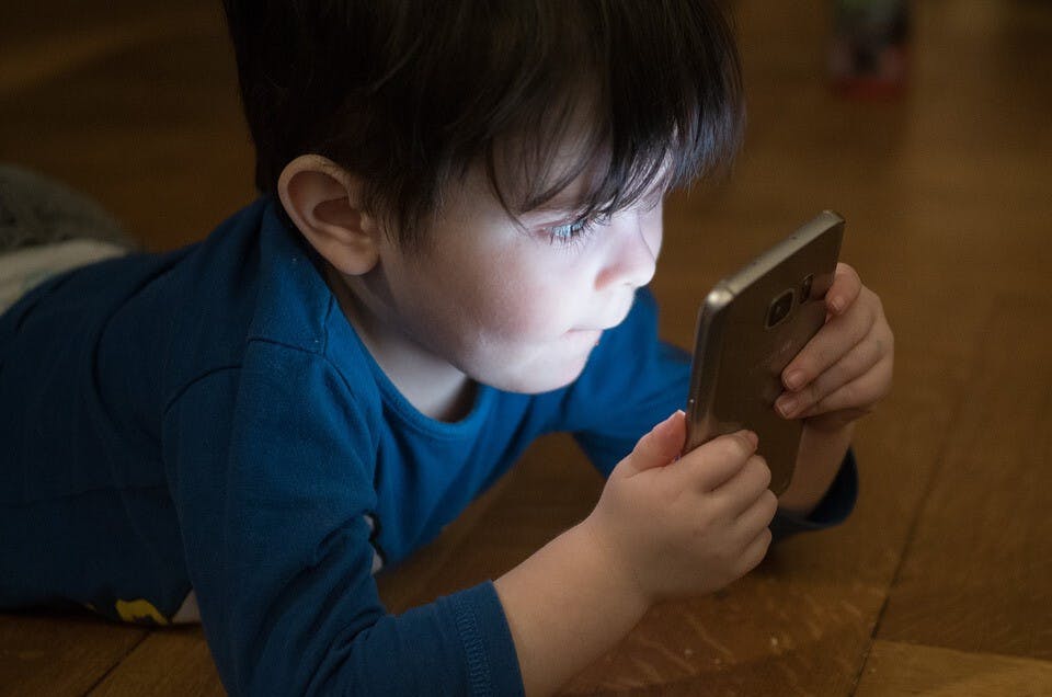 父母經常出現的習慣，給幼兒深刻的印象，經過學習、模仿，逐漸養成習慣。（Pixabay）