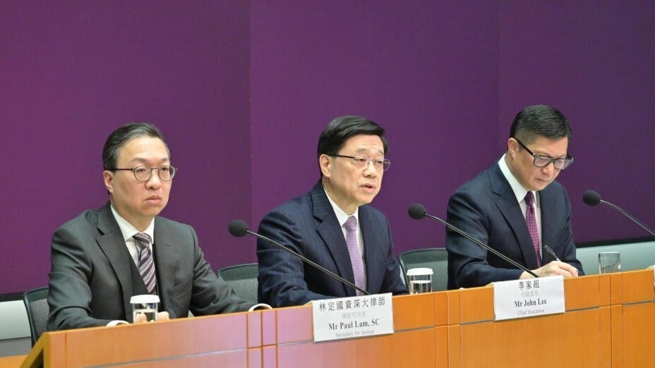 行政長官李家超（中）表示，《基本法》23條立法是必須做的，而且要盡快做，這是本港主權回歸26年多來，仍未履行的憲制責任。（政府新聞處圖片）
