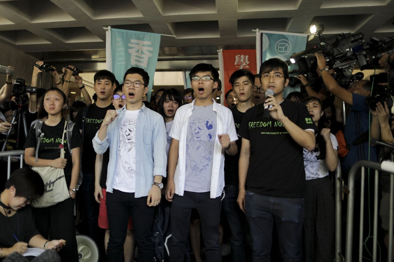當天有保安受傷，但並不是黃之鋒等出手傷人。唯法官指出，他們號召重奪公民廣場，就知道一定會與保安員爆發衝突，造成受傷風險。你可以說這是一種較為間接的罪名。（亞新社）