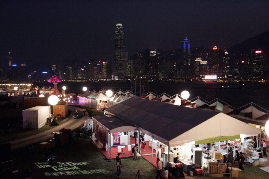 「香港夜繽紛」是否能成為帶動夜經濟的靈丹？有人信，也有人不信。（亞新社）